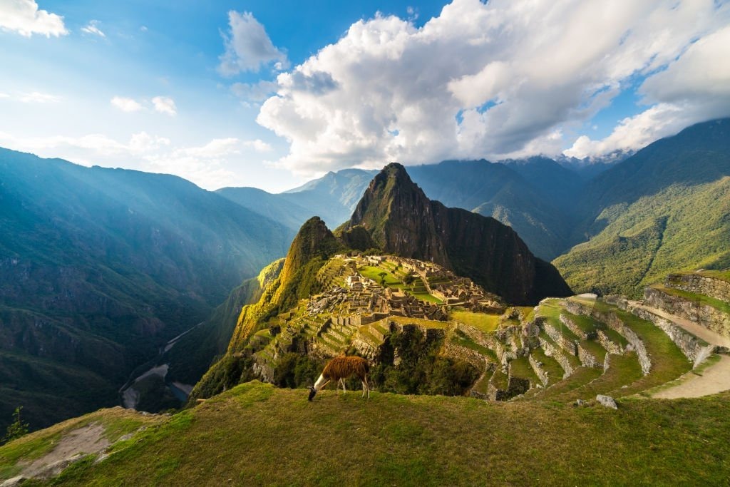 Ruinas de piedra de una ciudadela inca rodeada de montañas